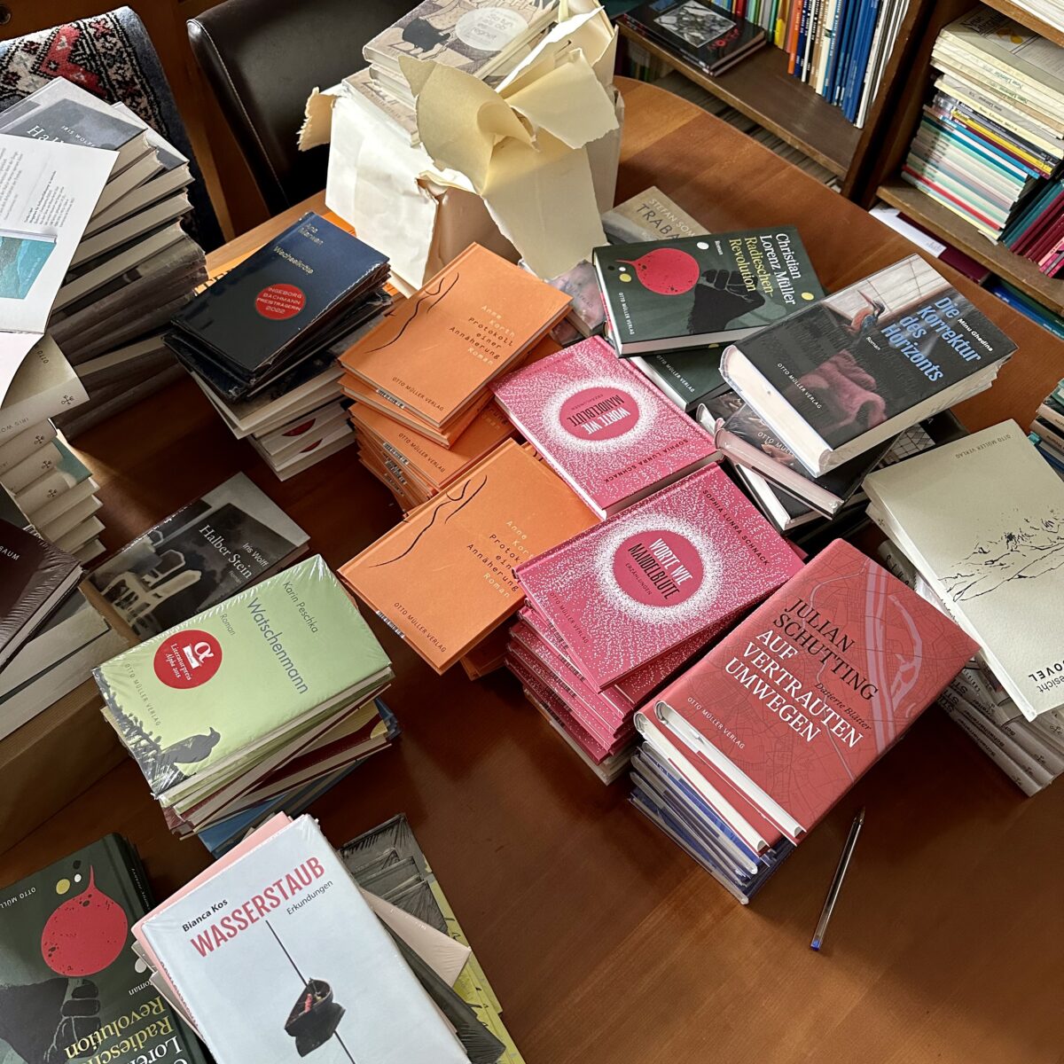 Bücherstapel auf Tisch